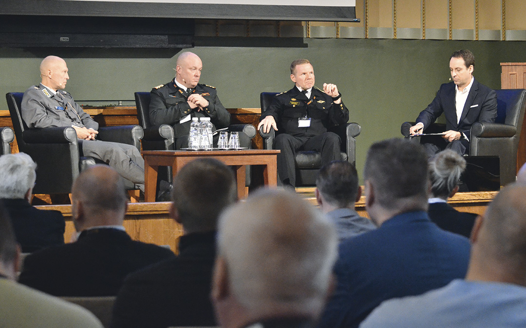 Panelistit pelastuskomentaja Jani Pitkänen, Helsingin kaupungin pelastuslaitos, komentaja Mikko Hirvi, Suomenlahden merivartiosto, eversti Vesa Laitonen, apulaiskomentaja, Kaartin jääkärirykmentti sekä juontaja Jesse Kamras